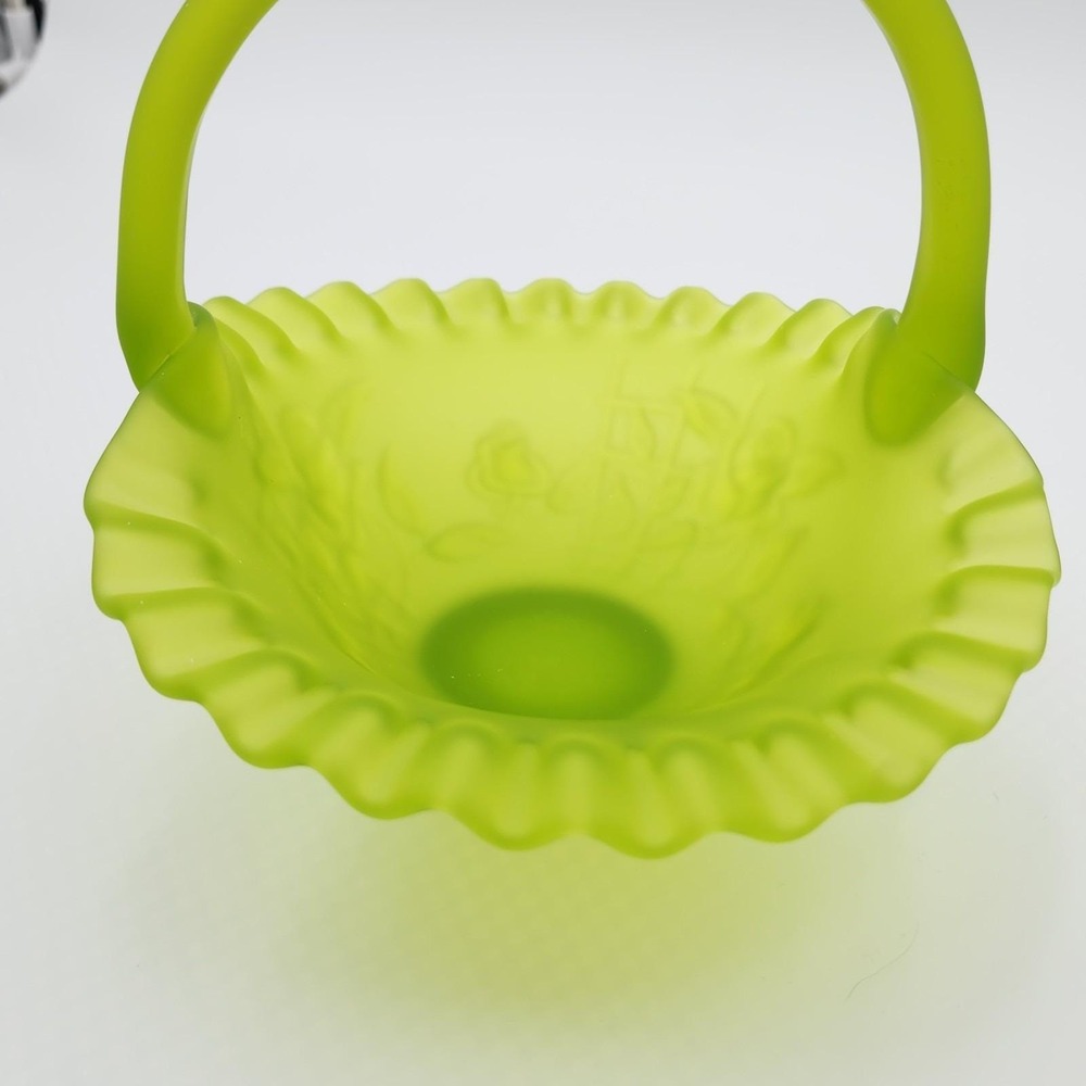 Vintage Westmoreland Lime Green Satin Glass Rose Trellis Basket Ruffled Rim - Picture 13 of 16
